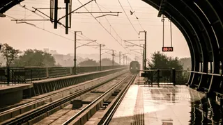 Viral Video: High Voltage Drama Between Two Fighting Passengers In Delhi Metro Over Seat Intrigues Internet